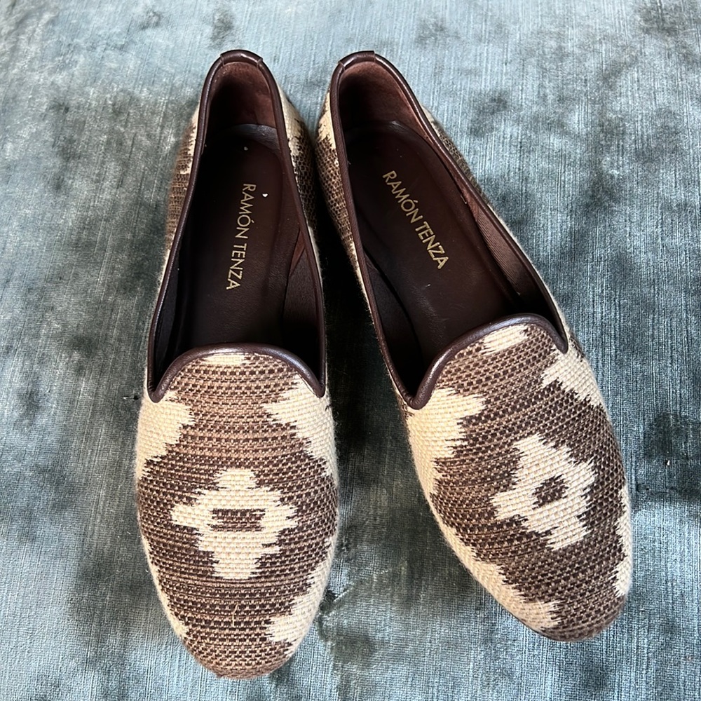 Ramon Tenza brown and cream colored flats. Gently worn. Sized 7.5M.